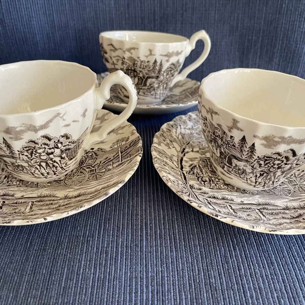 6 Teacups & Saucers - Picture 1 of 5